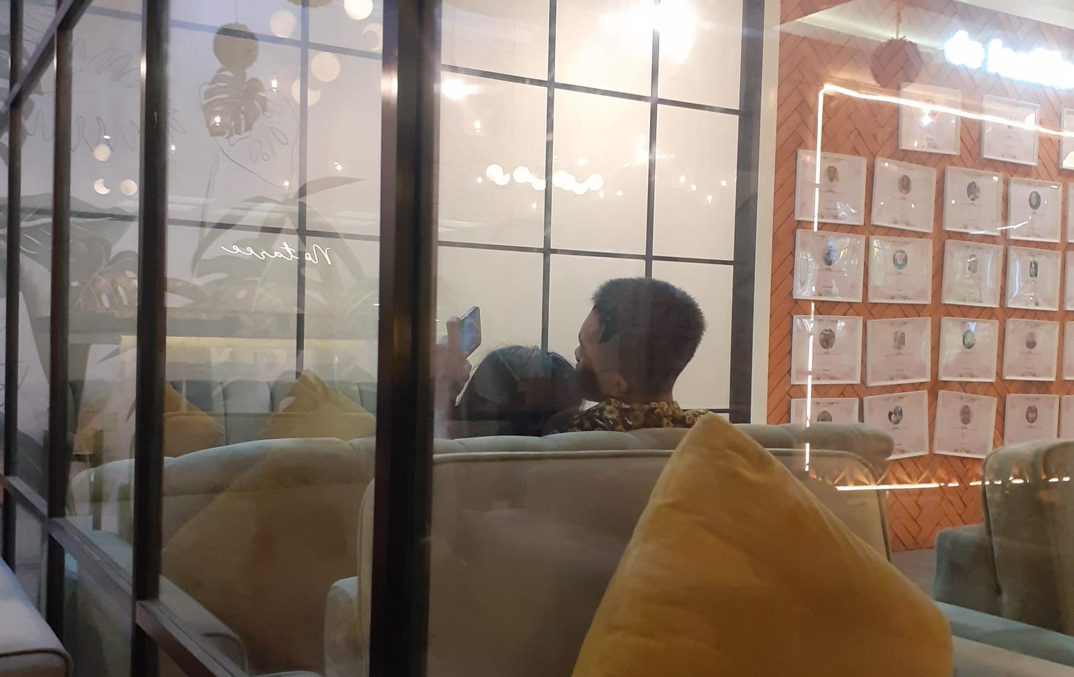 Pemuda-Pemudi ini dugaan adegan panas cium dan memeluk pasangan sambil main game.