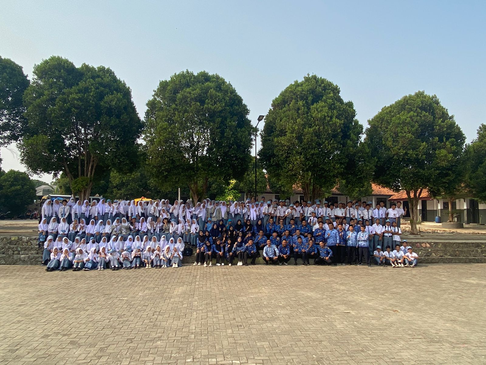 Ada sekitar puluhan staf, guru dan kepala sekolah juga ikut memperingati di SMKN 7 Kab. Tangerang, Banten.