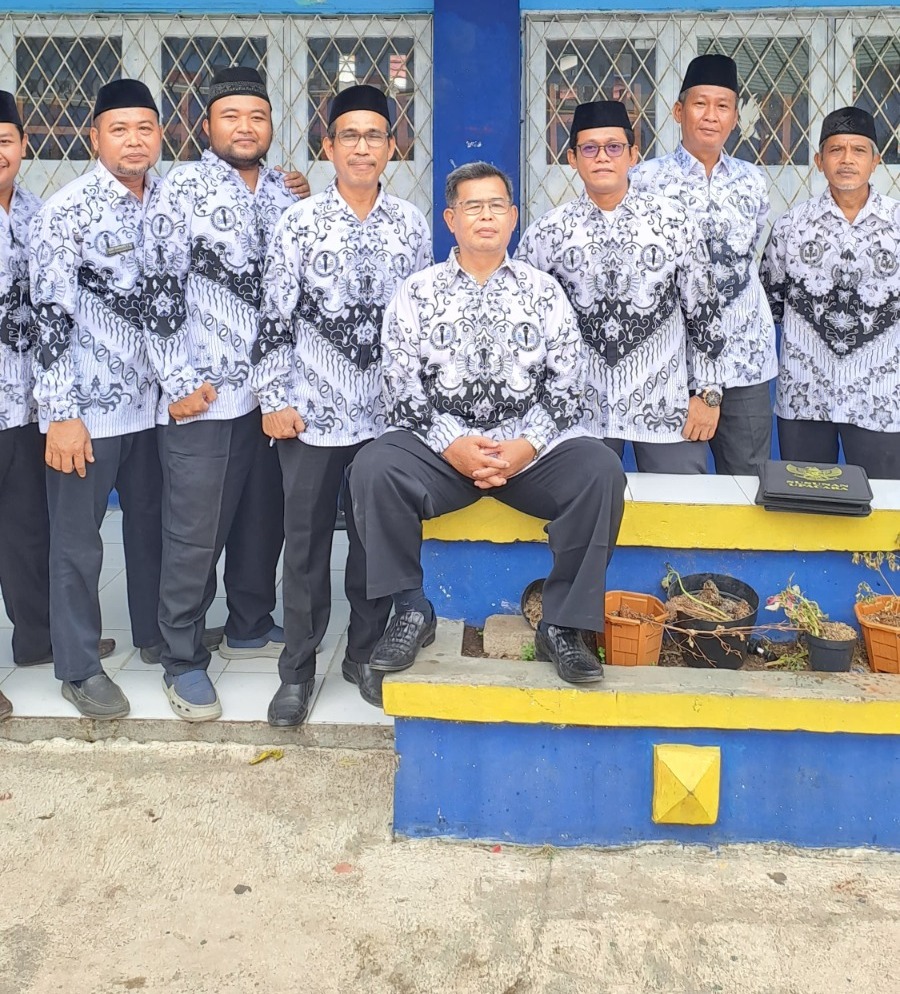 Memang guru ada seorang pahlwan tanpa jasa, bahkan bisa di lupakan oleh murid muridnya.