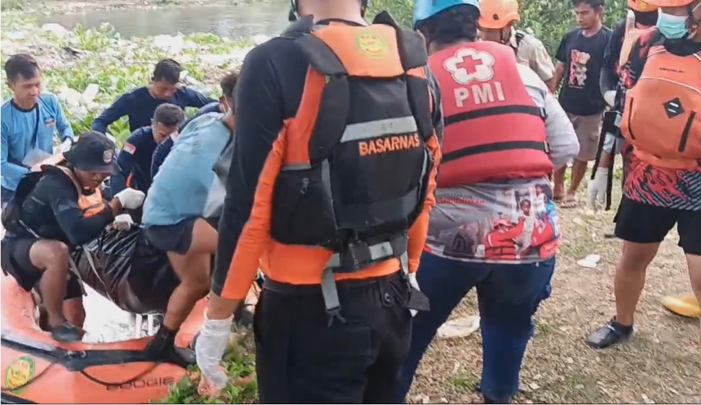 TIM SAR GABUNGAN TEMUKAN KORBAN TERAKHIR AKIBAT TERSERET ARUS SALURAN AIR DI PERUMAHAN TAMAN SENTOSA BEKASI