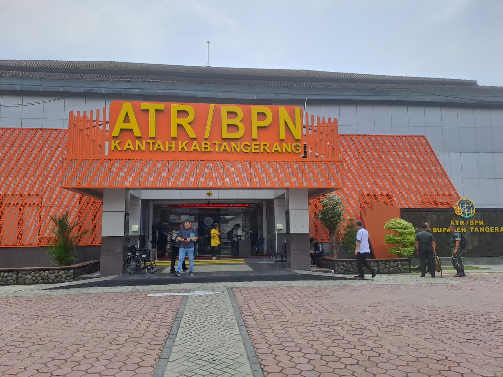 Melayani permohonan pertanahan sesuai Undang Undang dan Peraturan yang berlaku