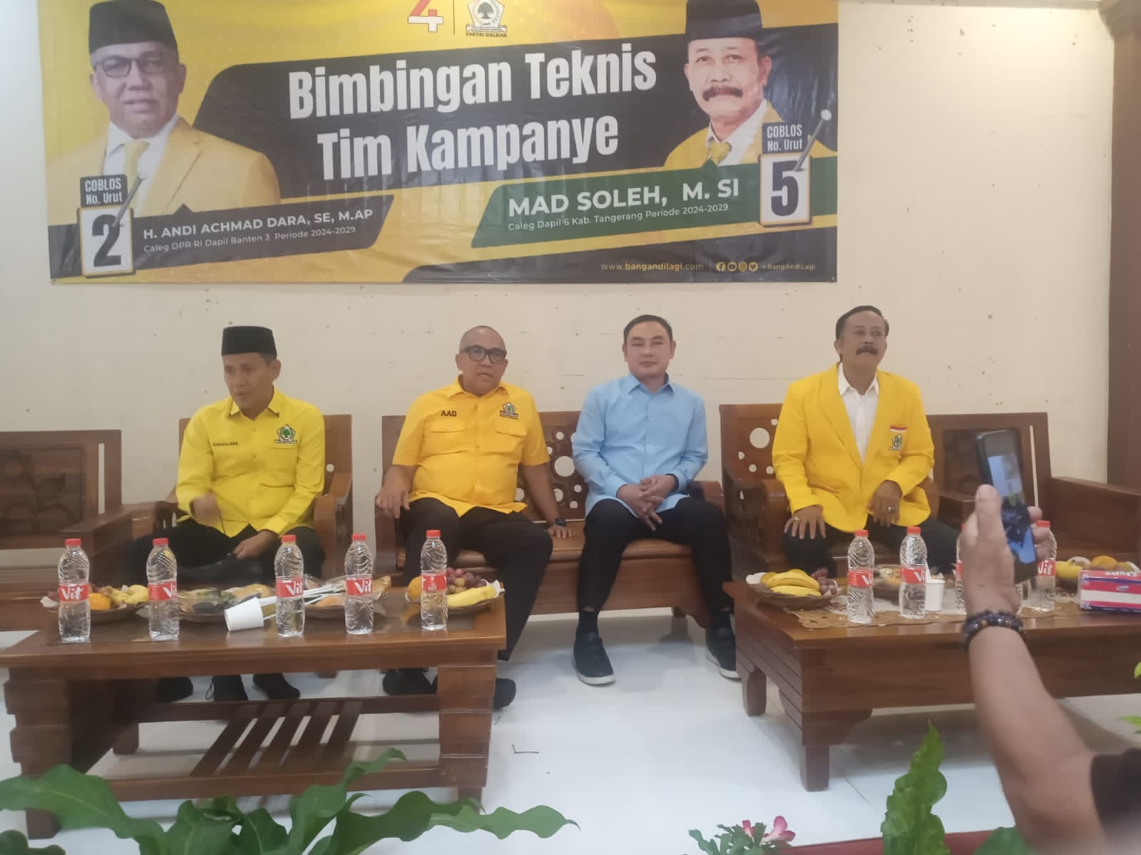 Bang Mad Soleh Jadi angota DPRD Kabupaten Tangerang”, lagu ini sontak di ikuti para peserta.
