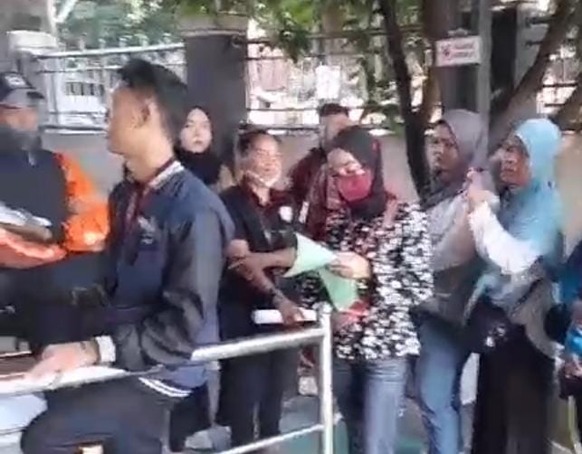 Diduga wanita cantik ada calo, untuk di tampung salah satu tempat, bahkan namanya cerai tak mungkin compak seperti itu.