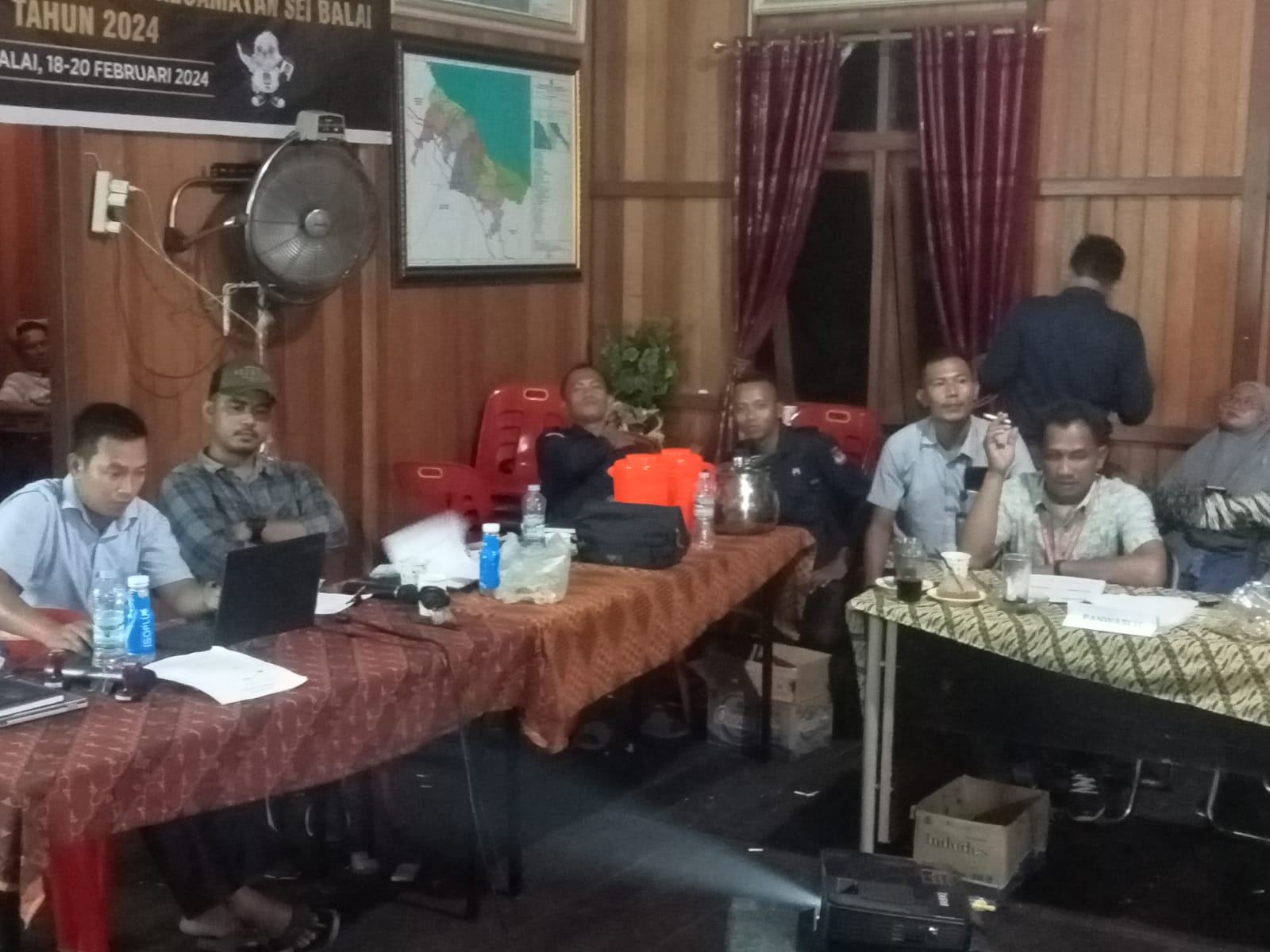 ketua PPK Mhd Irwan, SE.,mempersilakan para saksi dan Panwaslu Kecamatan untuk mencocokkan data.