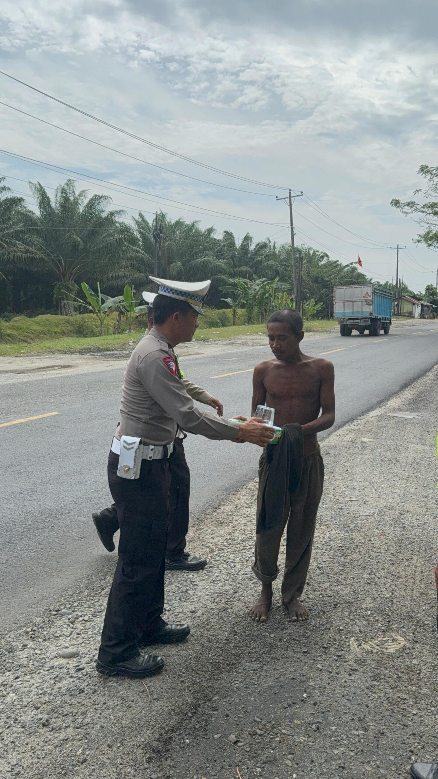 Personil Sat Lantas Melaksanakan kegiatan jumat berokah yang diberikan kepada para pekerja kebon.