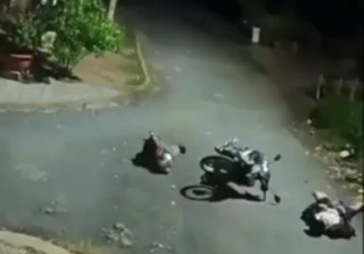 Viral di whatsapp group 2 orang pelaku begal pura-pura pingsan tergeletak di jalan.