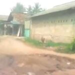 Jalan menujuh ke SMAN 25 tidak terbangun, rusak parah dan berbauk.