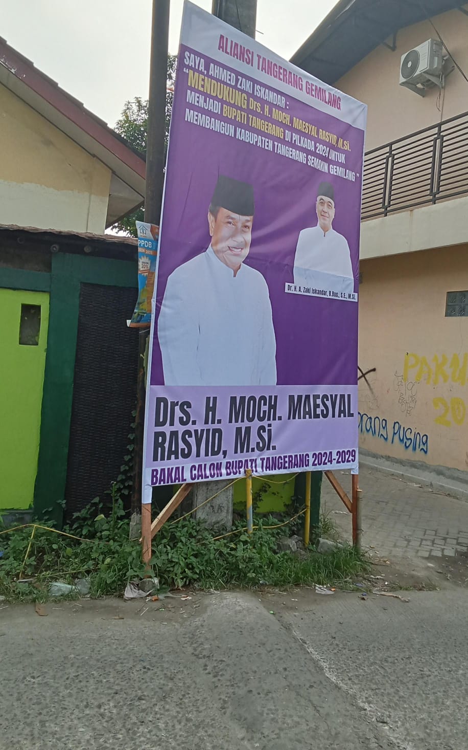 Masyarakat Pakuhaji dan sekitarnya, kok belum lepas jabatannya dari Sekda bisa berjalan reklame dan sepanduknya.