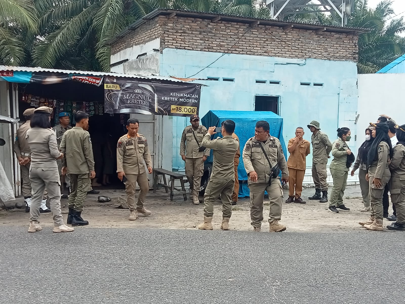 PJ.bupati batu bara bongkar dan tertibkan semua bangunan liar di taman simpang Sei Bejangkar.