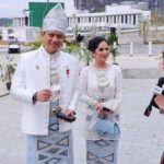 Melengkapi pakaian adatnya, Menteri AHY mengenakan hiasan kepala, jas, celana panjang, dan sarung pendek sepanjang lutut. 3f4c87b0-077f-46e3-acea-cef5dacf180f