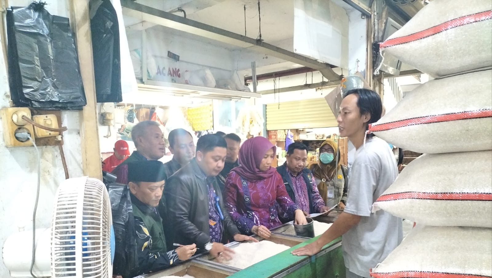 TIM PENGENDALIAN INFLASI DAERAH KABUPATEN TANGERANG MELAKUKAN SIDAK DI PASAR.