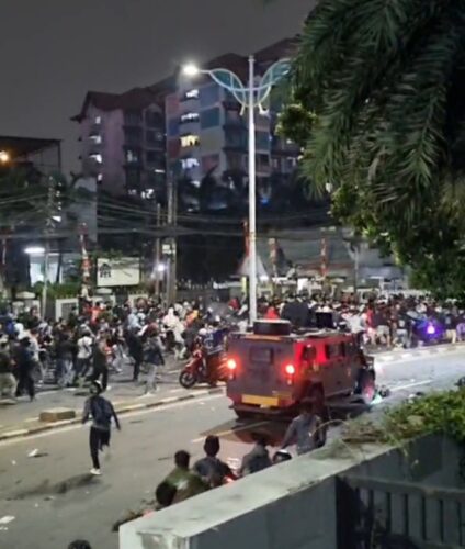 KENDARAAN TAKTIS BRIMOB GILAS DRIVER ONLINE PADA SAAT DEMO?
