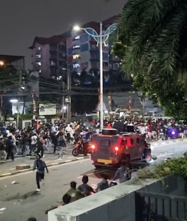 KENDARAAN TAKTIS BRIMOB GILAS DRIVER ONLINE PADA SAAT DEMO?