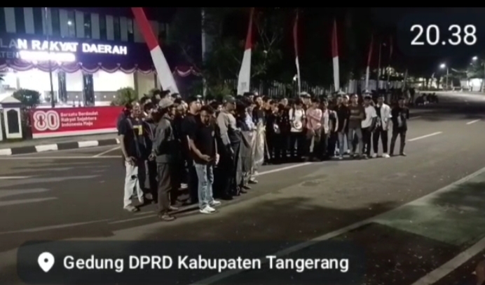 SEJUMLAH MAHASISWA KABUPATEN TANGERANG, MENUNTUT PENGHAPUSAN TUNJANGAN DPR DAN COPOT KAPOLRI?