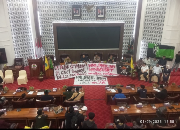 Sekda Kabupaten Tangerang Menyambut Hangat Massa Dengan Bijaksana