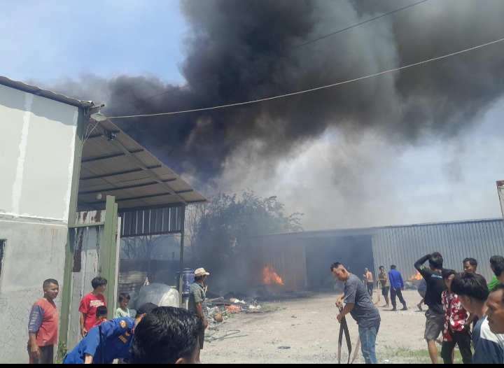 Gedung pengolahan limbah plastik di Tangerang -Balaraja Terbakar.
