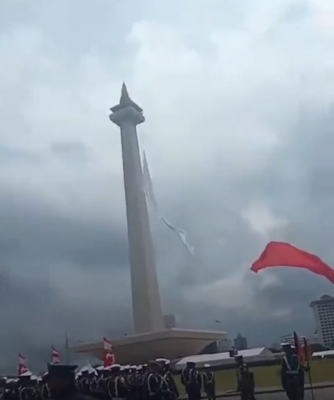 Bendera Merah Putih Viral Terbagi dua dalam Latihan persiapan Menyambut HUT TNI ke-80
