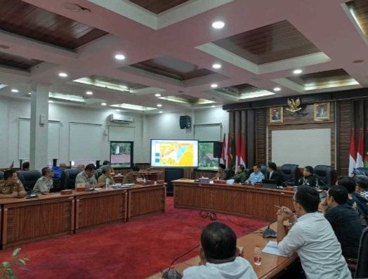 Dalam Rapat dengar pendapat Komisi 1-DPRD kabupaten Tangerang, Kades Cikupa Di Minta Cabut Laporan Polisi