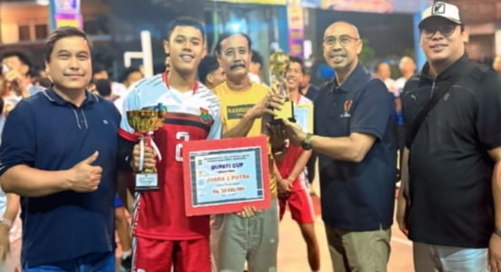 Kecamatan Kelapa Dua Raih Juara Pertama Turnamen Bola Voli Sektor Putra Dalam Bupati Cup 2025