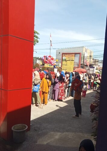 WARGA DESA CIKUYA TERTIB MENGANTRI BLT